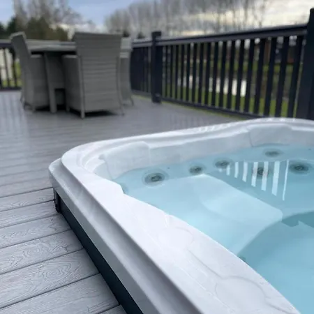 Black Moorhen Lodge With Hot Tub York Exterior photo