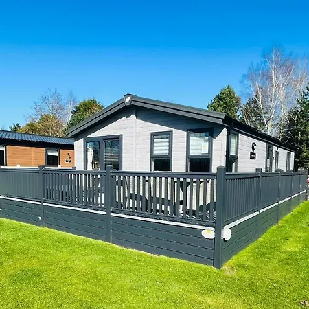 Black Moorhen Lodge With Hot Tub York Exterior photo
