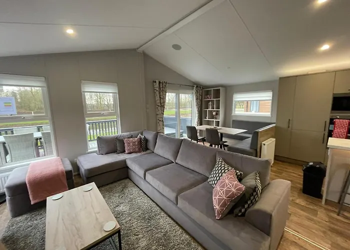 Black Moorhen Lodge With Hot Tub