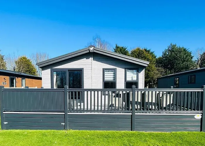 Black Moorhen Lodge With Hot Tub