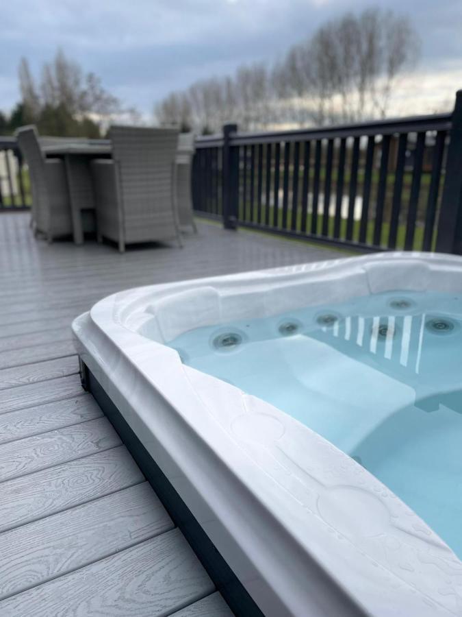 Дом отдыха Black Moorhen With Hot Tub *