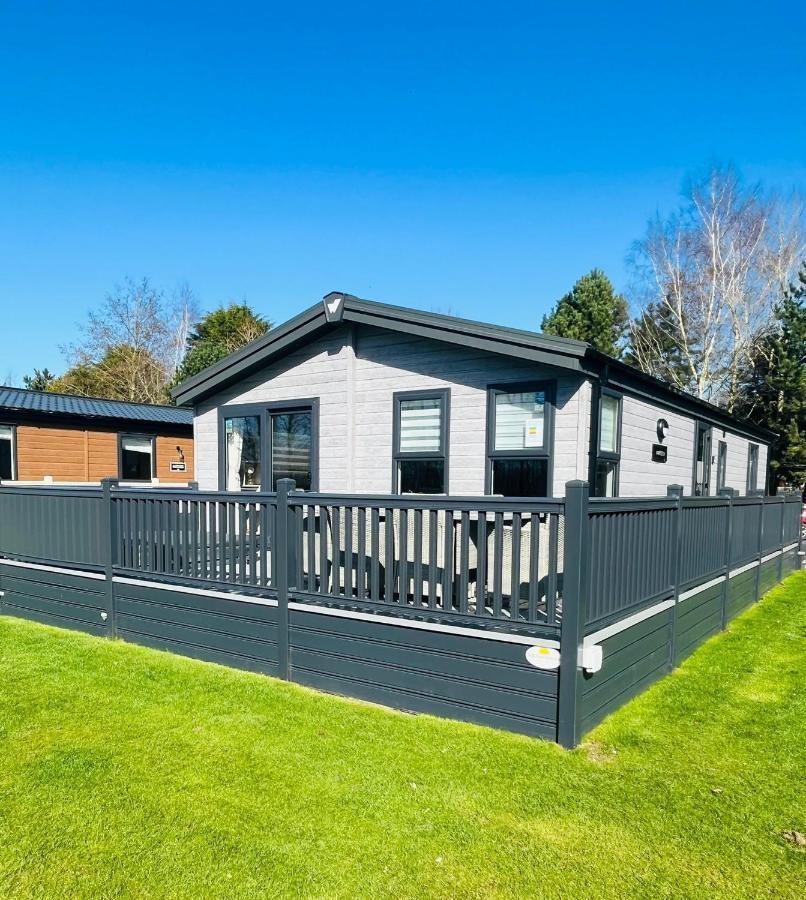 Black Moorhen With Hot Tub Holiday home *